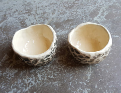 Collection : Roots Lot de 2 tasses à café. Leur style modelé à la main nous rapproche des origines de la céramique. Ils vous procureront une agréable sensation dû au toucher lors de vos moments de détente. Les 2 tasses sont de formes et de tailles différentes.