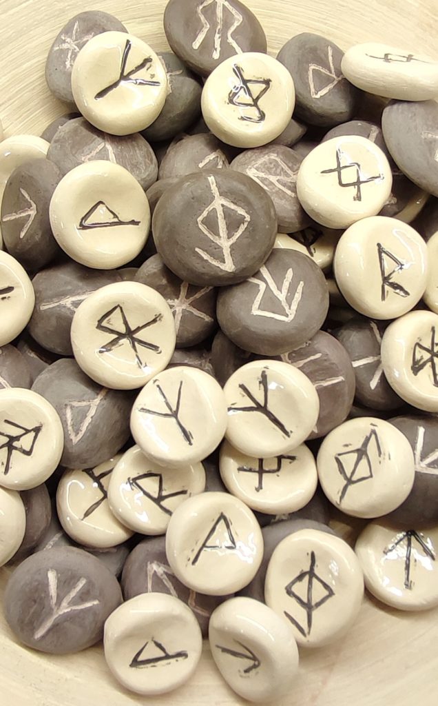 Bienvenue dans un espace dédié au calme intérieur, à la beauté des gestes anciens et à la puissance des symboles. Chaque création que vous trouverez ici est façonnée avec intention : des worry stones lisses et chaleureuses, portant des runes vikings, symboles de protection, de guidance et de force intérieure. Ces pierres, pensées pour tenir parfaitement dans la paume, invitent au retour à soi. Le simple contact apaise, le geste répété calme le mental, et la rune devient un repère, une lumière, une présence discrète mais puissante. Nos worry stones runiques ne sont pas seulement des objets artisanaux. Ce sont des talismans modernes, nés du dialogue entre une tradition nordique millénaire et un besoin contemporain : celui de ralentir, de respirer et de se recentrer au cœur de nos journées. Chaque pièce est modelée et gravée à la main, rendant chacune unique, vibrante et personnelle. Elles invitent à créer votre propre rituel : tenir, toucher, respirer… laisser l’agitation se déposer. Ici, vous trouverez des créations pensées pour accompagner, protéger et apaiser. Des objets simples, authentiques et profondément symboliques, conçus pour apporter une sérénité tangible au quotidien. Que vous cherchiez un outil de méditation, un talisman protecteur, ou simplement un objet chargé de sens, vous êtes au bon endroit. Bienvenue dans cet espace où l’artisanat devient soutien, et où chaque pierre vous invite à retrouver votre centre.