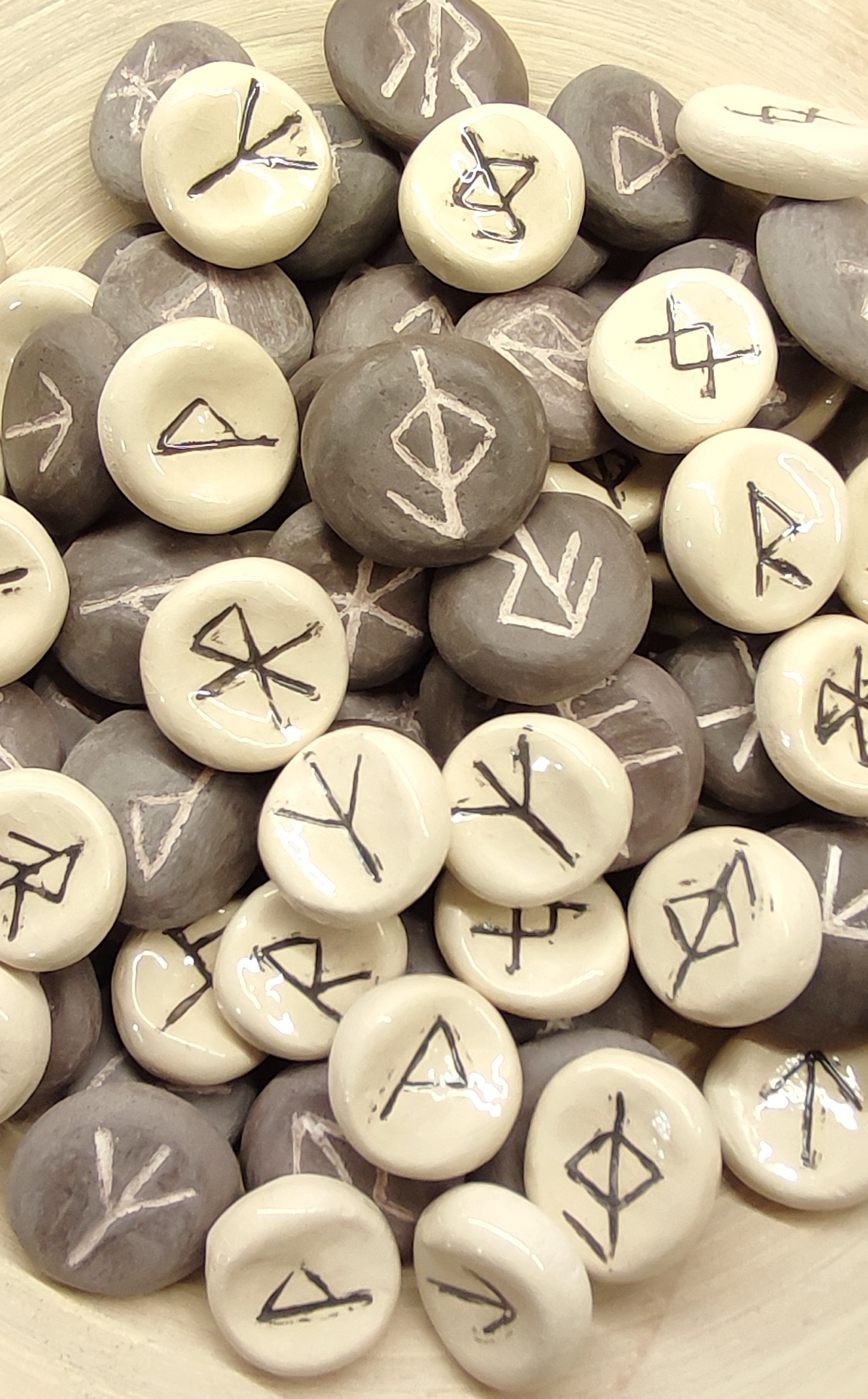 Worry stones Bienvenue dans un espace dédié au calme intérieur, à la beauté des gestes anciens et à la puissance des symboles. Chaque création que vous trouverez ici est façonnée avec intention : des worry stones lisses et chaleureuses, portant des runes vikings, symboles de protection, de guidance et de force intérieure. Ces pierres, pensées pour tenir parfaitement dans la paume, invitent au retour à soi. Le simple contact apaise, le geste répété calme le mental, et la rune devient un repère, une lumière, une présence discrète mais puissante. Nos worry stones runiques ne sont pas seulement des objets artisanaux. Ce sont des talismans modernes, nés du dialogue entre une tradition nordique millénaire et un besoin contemporain : celui de ralentir, de respirer et de se recentrer au cœur de nos journées. Chaque pièce est modelée et gravée à la main, rendant chacune unique, vibrante et personnelle. Elles invitent à créer votre propre rituel : tenir, toucher, respirer… laisser l’agitation se déposer. Ici, vous trouverez des créations pensées pour accompagner, protéger et apaiser. Des objets simples, authentiques et profondément symboliques, conçus pour apporter une sérénité tangible au quotidien. Que vous cherchiez un outil de méditation, un talisman protecteur, ou simplement un objet chargé de sens, vous êtes au bon endroit. Bienvenue dans cet espace où l’artisanat devient soutien, et où chaque pierre vous invite à retrouver votre centre.
