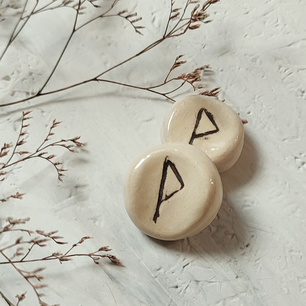 Worry stone rune Créations pensées pour accompagner, protéger et apaiser.