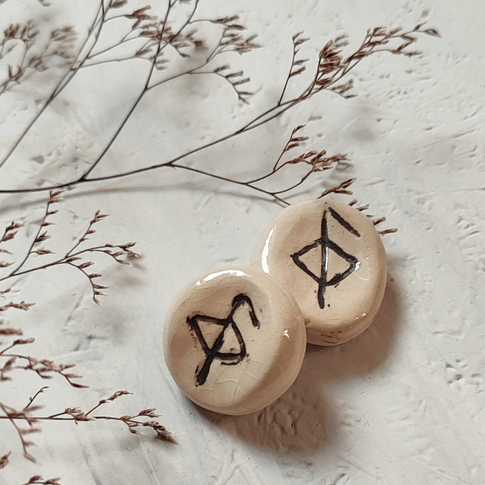 Worry stone rune Créations pensées pour accompagner, protéger et apaiser.