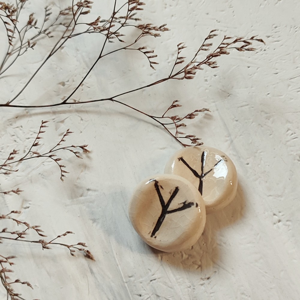 Worry stone rune Créations pensées pour accompagner, protéger et apaiser.