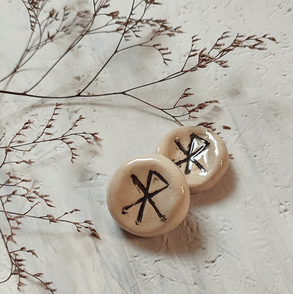 Worry stone rune Créations pensées pour accompagner, protéger et apaiser.