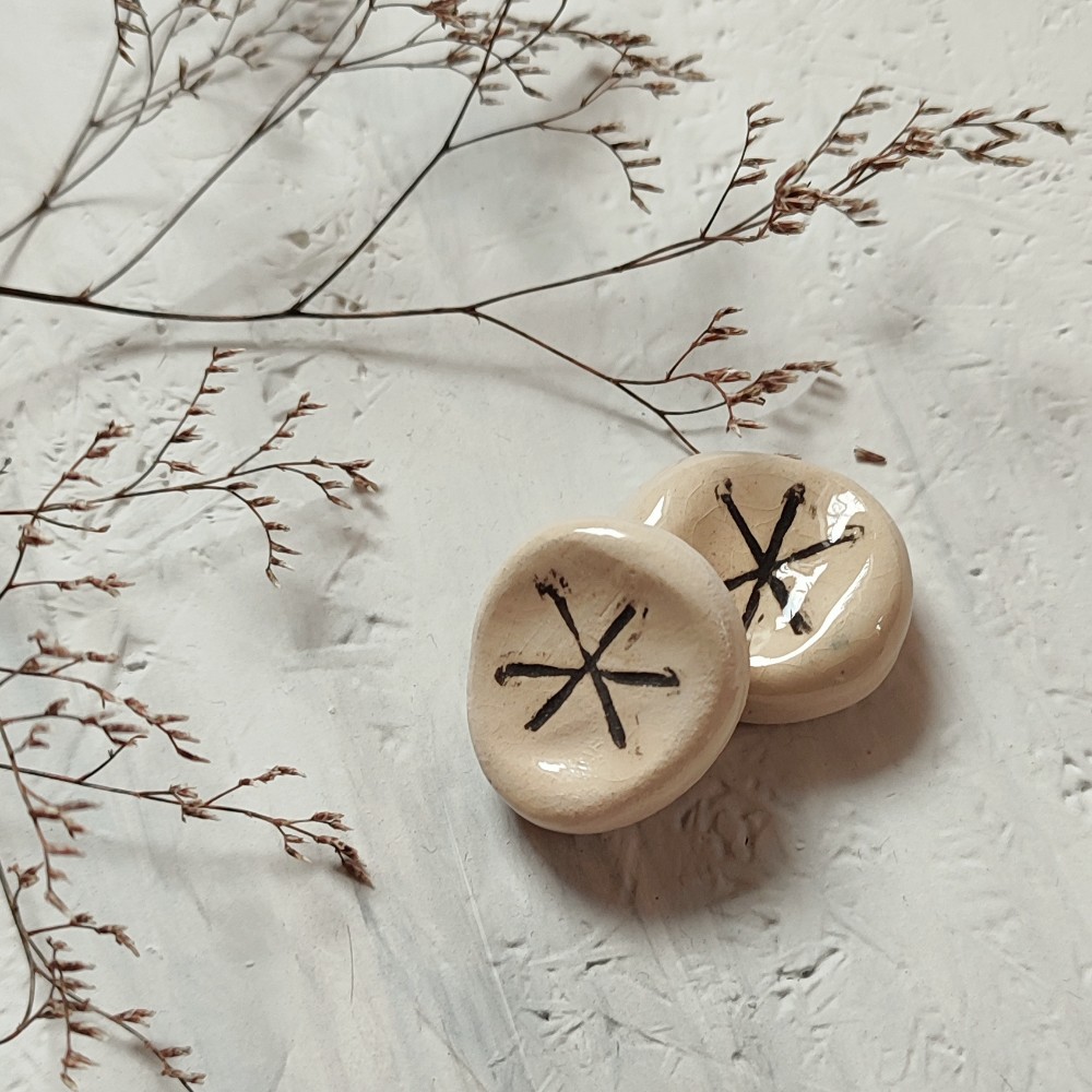 Worry stone rune Créations pensées pour accompagner, protéger et apaiser.