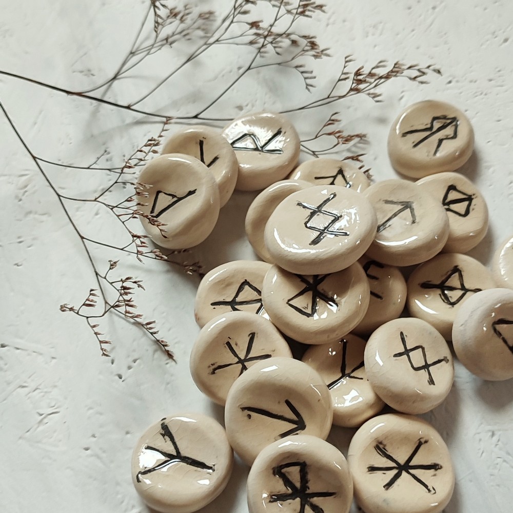 Worry stone rune Créations pensées pour accompagner, protéger et apaiser.