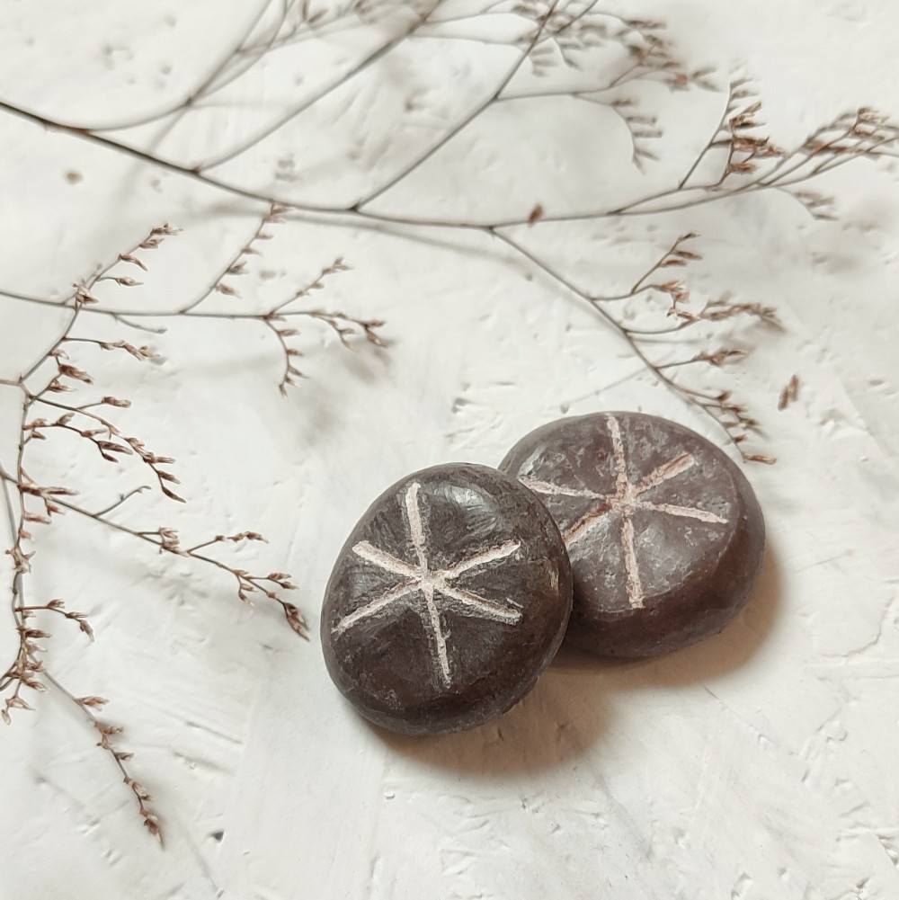 Worry stone rune Créations pensées pour accompagner, protéger et apaiser.